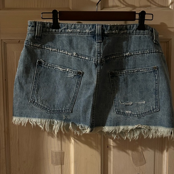 Free People Cute To Boot Distressed Denim Mini Skirt. Women’s size 8 - Picture 6 of 9